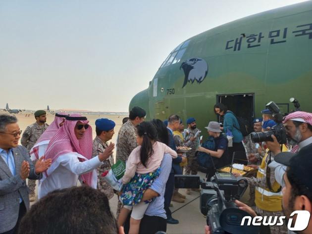 무력 충돌이 발생한 수단에 체류 중이던 우리 샌즈 카지노 사이트들이 24일(현지시간) 사우디아라비아 젯다에서 대형 수송기 KC-330에 탑승하고 있다. (대통령실 제공) 2023.4.25/뉴스1 ⓒ News1 안은나 기자