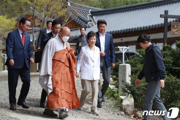 11일 오전 박근혜 전 꽁 머니 카지노이 대구 동구 팔공총림 동화사를 찾아 주지 능종 스님과 차담을 나누기 위해 사찰음식체험관으로 향하고 있다. 2023.4.11/뉴스1 ⓒ News1 공정식 기자
