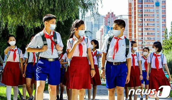 산업미술 우수사례로 꼽힌 교복을 입은 북한 초급중학교(중학교) 학생들(사진=노동신문/뉴스1)