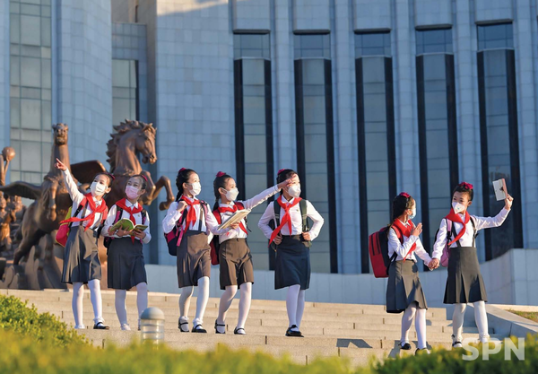 북한 평양출판사는 1일 북한판 어린이날인 '국제아동절'을 맞아 '강성조선의 미래와 재간둥이들'이라는 제목의 화첩을 통해 각 분야에서 두각을 나타내고 있는 '영재들'을 소개했다.@(사진=평양출판사 갈무리) 