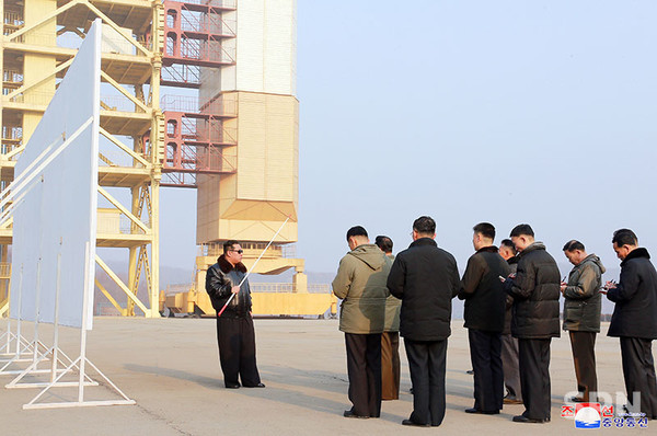 2022년 3월 서해위성정품 슬롯사이트을 현지지도하는 김정은 총비서(사진=조선의 오늘)
