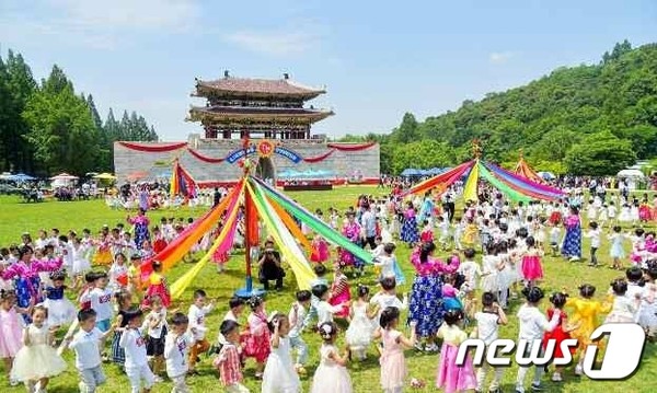 6월 1일 국제아동절을 맞아 북한 대성산유원지에서 진행된 친선연합모임(사진=노동신문/뉴스1)