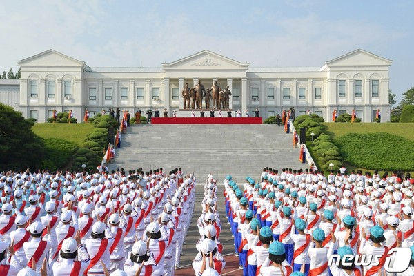 북한 전국소년단원 '충성의 편지' 증정모임(사진=노동신문/뉴스1)