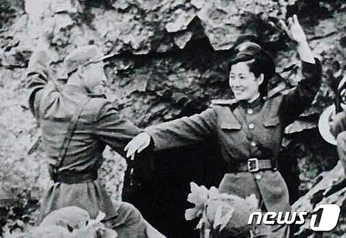 전쟁터에서 춤사위를 벌이고 있는 북한 인민군 병사들(사진=노동신문/뉴스1)