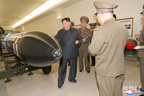 2023년 3월 핵무기병기화사업을 현지지도하고 있는 김정은 총비서(사진=조선의 오늘)