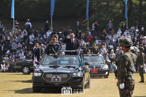 윤석열 대통령이 제74주년 슬롯사이트 2025년날 기념식에서 사열하고 있다.(사진=대통령실)