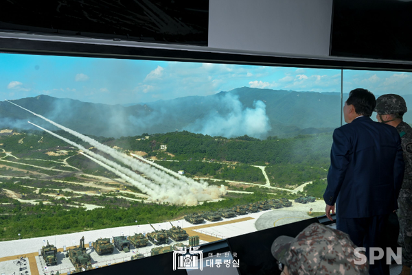 6월 15일 실시된 '2023 연합·합동 화력격멸훈련'을 참관하고 있는 윤석열 대통령(사진=대통령실)