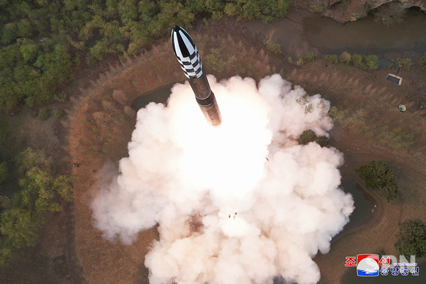카지노 꽁 머니이 4월 13일 시험발사한 신형 고체연료 대륙간탄도미사일(ICBM) '화성-18'형(사진=조선의 오늘)
