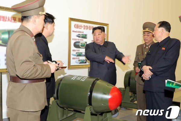 김정은 총비서가 메이저 바카라병기화사업을 현지지도하는 모습(사진=노동신문/뉴스1)