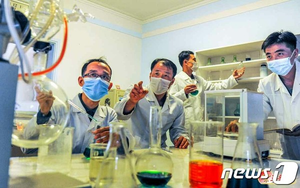 김책공업종합대학 나노물리학공학연구소 연구원들(사진=노동신문/뉴스1)
