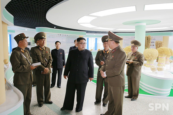 2019년 10월 인민군 제810군부대 산하 1116호 농장을 현지지도하고 있는 코인 카지노 사이트 총비서(사진=조선의 오늘)
