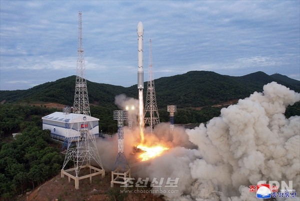 북한이 5월 31일 서해위성슬롯 머신 일러스트에서 군사정찰위성을 발사하는 모습(사진=조선신보)