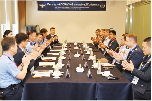 제12회 K-TCG 국제회의에 앞서 회의를 주관하는 박칠호 공군군수사령관(소장, 왼쪽 위에서 3번째)이 27일 밀리토피아에서 카지노 바카라 17명의 대표들을 만나 환담하고 있다.(사진=공군 제공)