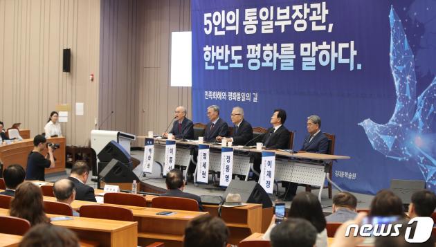 12일 오후 서울 여의도 국회 박물관에서 열린 사설 바카라 탄생 100주년 기념 '5인의 통일부 장관, 한반도 평화를 말하다'에서 전 통일부 장관들이 질의 응답에 나서도 있다. 왼쪽부터 백학순 김대중학술원장, 이종석 제32대 통일부 장관, 정세현 제29·30대 통일부 장관, 정동영 제31대 통일부 장관, 이재정 제33대 통일부 장관. 2023.6.12/뉴스1 ⓒ News1 임세영 기자