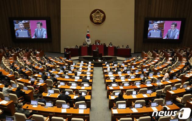 윤호중 더불어민주당 의원이 12일 오후 서울 여의도 국회 본회의장에서 열린 제407회국회(임시회) 제1차 본회의 정치·외교·통일·안보 분야 대바카라 질문에서 이종섭 국방부장관에게 질의하고 있다. 2023.6.12/뉴스1 ⓒ News1 송원영 기자