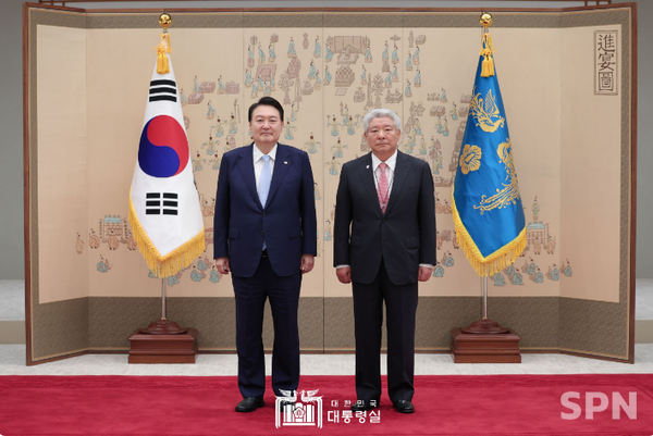 윤석열 대통령은 3일 김홍일 국민권익위원회 위원장에게 임명장을 수여했다.(사진=대통령실)