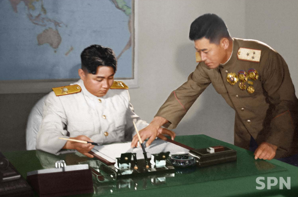 1953년 7월 정전협정을 체결하기 전에 문건을 검토하고 있는 김일성 주석(사진=월간 '조선' 7월호 갈무리)