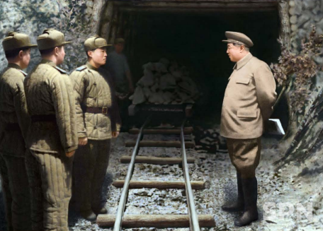1951년 10월 갱도작업을 하고 있는 인민군과 대화를 나누고 있는 김일성(사진=월간 '조선' 7월호 갈무리)