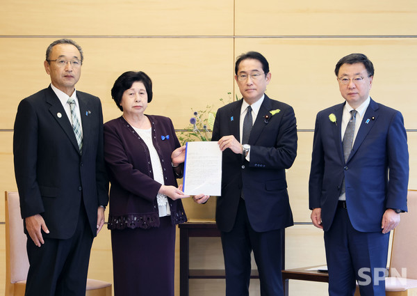 기시다 후미오 총리를 만나 납북자 문제 해결을 촉구하는 서한을 전달하는 소가 히토미씨(사진=바카라사이트 추천 총리실)