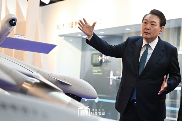 2022년 12월 29일 국방과학연구소(ADD)를 방문해 카지노 토토 연구현장을 참관하는 윤석열 대통령(사진=대통령실)