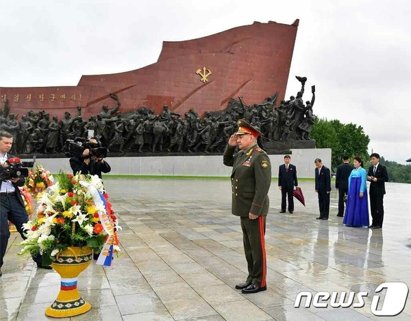 세르게이 쇼이구 러시아 국방상이 26일 만수대언덕 김일성·김정일 동상에 꽃바구니를 진정하면서 거수경례를 하고 있다.