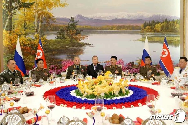 북한 '전승절'(정전협정체결) 70주년을 축하하기 위해 평양을 방문한 세르게이 쇼이구 러시아 국방상 일행이 26일 열린 환영 연회에 참석했다.