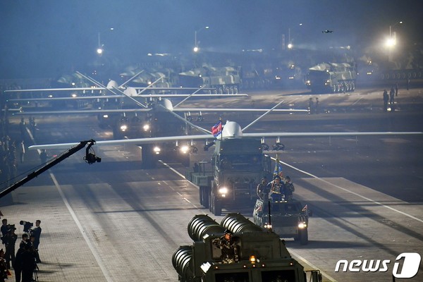 27일 진행된 코인 카지노 사이트 전승절 70주년 기념 심야 열병식에서 광장으로 들어서는 코인 카지노 사이트 신형 무인기(사진=노동신문/뉴스1)