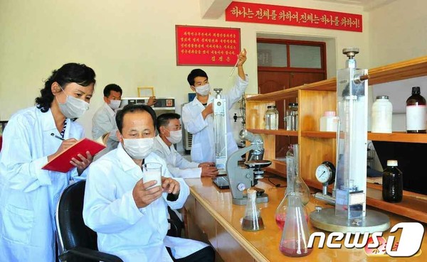 선철 생산에서 갈탄을 이용하기 위한 연구를 하고 있는 북한 금속공업성 5월28일금속연구소 과학자들(사진=노동신문/뉴스1)
