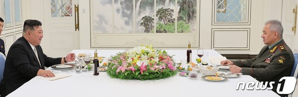 김정은 총비서가 27일 세르게이 쇼이구 러시아 국방장관을 당 중앙위원회 본부청사로 초청해 오찬을 함께 하면서 담화를 나누고 있다. 노동신문은 "담화에서는 국방안전분야에서 두 나라 사이의 전략전술적 협동과 협조를 가일층 발전시키는 데서 나서는 일련의 문제들이 진지하게 토의되었다"고 전했다.(사진=노동신문/뉴스1)