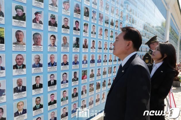 우크라이나를 전격 방문한 윤석열 슬롯사이트 볼트카지노메이저이 15일(현지시간) 키이우 전사자 추모의 벽을 살펴보고 있다. (슬롯사이트 볼트카지노메이저실 홈페이지) 2023.7.15/뉴스1 ⓒ News1 오대일 기자