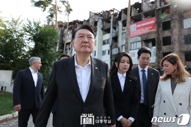우크라이나를 전격 방문한 윤석열 슬롯사이트 볼트카지노메이저과 김건희 여사가 15일(현지시간) 키이우 인근 지역의 민가 폭격 현장을 둘러보고 있다.(슬롯사이트 볼트카지노메이저실 홈페이지) 2023.7.15/뉴스1 ⓒ News1 오대일 기자