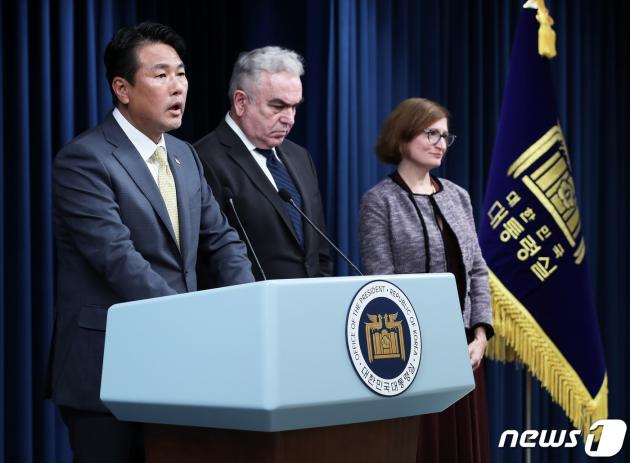 김태효 국가안보실 1차장(왼쪽부터)과 커트 캠벨 미 국가안전보장회의(NSC)인도·태평양 조정관, 카라 아베크롬비 NSC 국방·군축조정관이 18일 오후 용산 대통령실 청사에서 온라인 슬롯 핵협의그룹(NCG) 출범 회의 관련 공동 기자회견을 하고 있다. 2023.7.18/뉴스1 ⓒ News1 오대일 기자