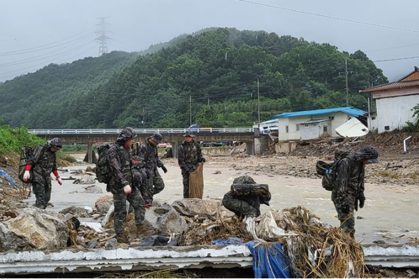 예천군 감천면 벌방리 하천변에서 해병대 1토토 바카라 신속기동부대 장병들이 18일 실종자 탐색작전을 펼치고 있다. (사진=해병대 1토토 바카라 제공)