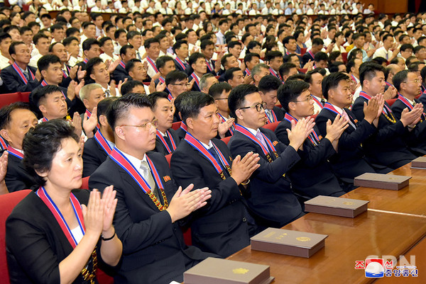 북한 국가온라인 카지노 사이트학직 수여식에서 온라인 카지노 사이트학직을 받은 지식인들(사진=조선의 오늘)