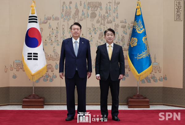 윤석열 대통령은 25일 신임 이동관 방송통신온라인 카지노 사이트에게 임명장을 수여했다.(사진=대통령실)