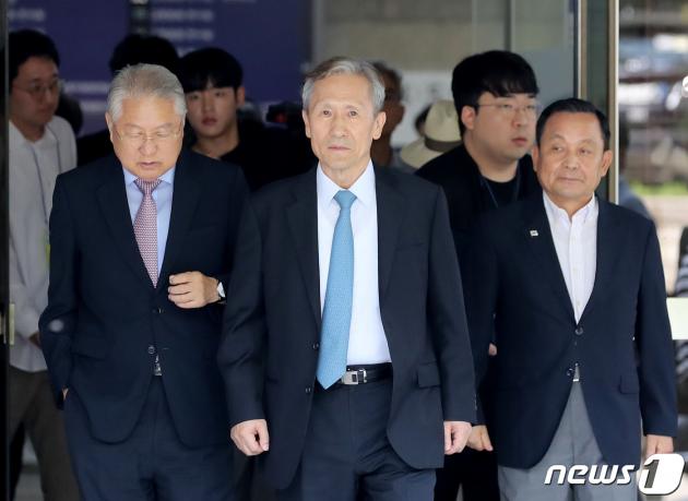이명박 정부 시절 군 사이버사령부의 정치 관여 활동에 개입한 혐의로 기소된 김관진 전 슬롯사이트부 장관이 18일 오전 서울 서초구 서울고등법원에서 열린 군형법상 정치관여 혐의 등 파기환송심 선고공판에서 징역 2년을 선고 받은 뒤 법정을 나서고 있다. 2023.8.18/뉴스1 ⓒ News1 장수영 기자