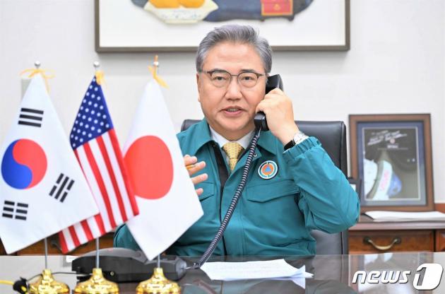박진 외교부 장관이 24일 토니 블링컨 미국 국무부 장관, 하야시 요시마사(林芳正) 일본 외무상과 전화 통화를 하고 있다. 슬롯 무료 사이트 3국 외교수장은 이 통화에서 북한의 정찰위성 발사 시도를 한목소리로 규탄하며 강력한 대응을 천명했다. (외교부 제공) 2023.8.24/뉴스1