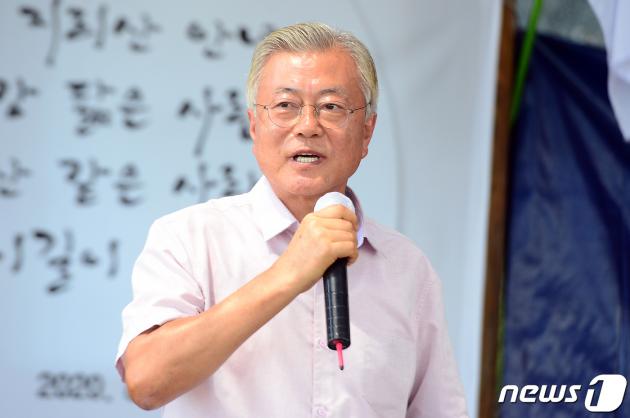 문재인 전 프라그마틱 슬롯사이트이 8일 오전 전남 구례군 구례읍 양정마을회관에서 열린 섬진강 수해 극복 3주년 생명 위령제에 참석해 인사말을 하고 있다. 2023.8.8/뉴스1 ⓒ News1 이승현 기자