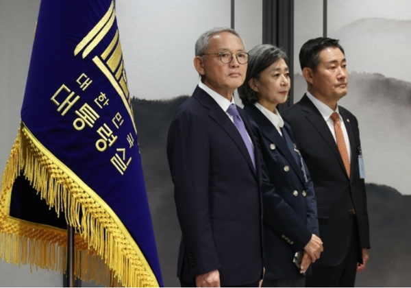유인촌 문화체육관광부 장관 후보자(왼쪽 부터), 김행 여성가족부 장관 후보자, 신원식 하이 로우 토토 사이트 장관 후보자가 13일 서울 용산 대통령실 청사에서 열린 김대기 대통령 비서실장의 2차 개각 발표 브리핑에 배석하고 있다.(대통령실 제공)