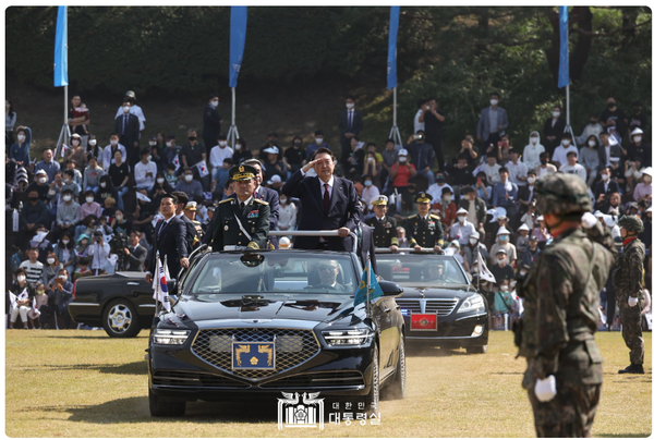 제74주년 국군의 날 기념무료 슬롯 사이트에서 윤석열 대통령이 사열하고 있다.(사진=대통령실 제공)