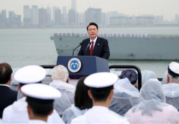윤석열 대통령이 15일 인천항 수로 및 팔미도 근해 노적봉함에서 열린 제73주년 슬롯 머신 전승기념식에서 기념사를 하고 있다.(사진=대통렬실 제공)