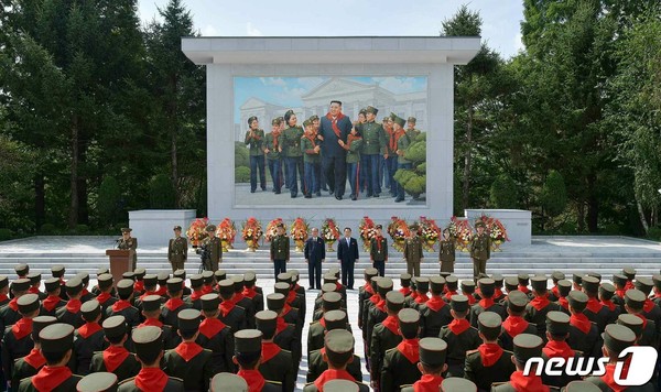 북한 만경대혁명학원에 새로 세운 '김정은 모자이크 벽화'(사진=노동신문/뉴스1)