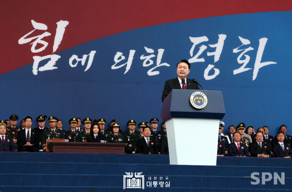 윤석열 대통령이 26일 서울공항에서 열린 제 75주년 기념식에서 슬롯사이트 소닉 추천를 하고 있다.(사진=대통령실)