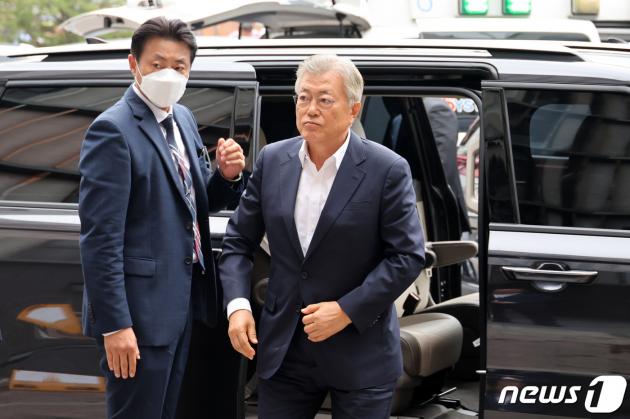 카지노 슬롯 머신 전 대통령이 19일 오후 서울 중랑구 녹색병원에서 입원중인 이재명 더불어민주당 대표를 만나기 위해 차량에서 내리고 있다. (공동취재) 2023.9.19/뉴스1 ⓒ News1 이재명 기자