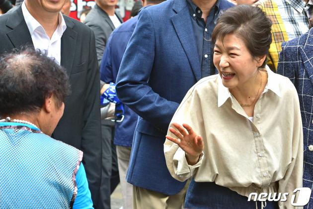 박근혜 전 꽁 머니 카지노이 25일 오전 대구 달성군 현풍시장을 찾아 시민들과 인사 나누고 있다. 2023.9.25/뉴스1 ⓒ News1 공정식 기자