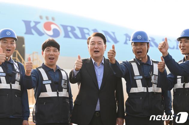 윤석열 카지노 입플이 추석 연휴 첫날인 지난 9월28일 인천국제공항 대한항공 화물터미널을 방문해 항공 화물 종사자들을 격려하며 기념촬영을 하고 있다. (카지노 입플실 제공) 2023.9.28/뉴스1 ⓒ News1 오대일 기자