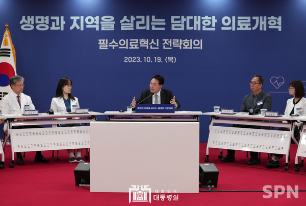 윤석열 대통령이 19일 충북 청주 충북대학교 개신문화관에서 '필수의료혁신 전략회의'를 주재하고 있다.(사진=대통령실 제공)