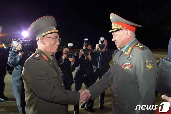 북한 '전승절'(정전협정일) 70주년을 맞아 평양을 방문한 세르게이 쇼이구 러시아 국방상과 강순남 북한 국방상(사진=노동신문/뉴스1)