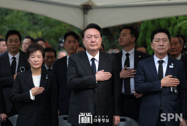 윤석열 카지노 슬롯 머신 규칙이 26일 박정희 전 카지노 슬롯 머신 규칙 44주기 추도식에 참석했다.(사진=카지노 슬롯 머신 규칙실)