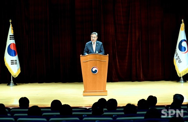 박진 사설 카지노 장관이 6일 사설 카지노 청사에서 해외 북한이탈주민 관련 다큐멘터리 영화 '비욘드 유토피아'(Beyond Utopia) 상영에 앞서 인사말을 하고 있다.(사진=외교부)